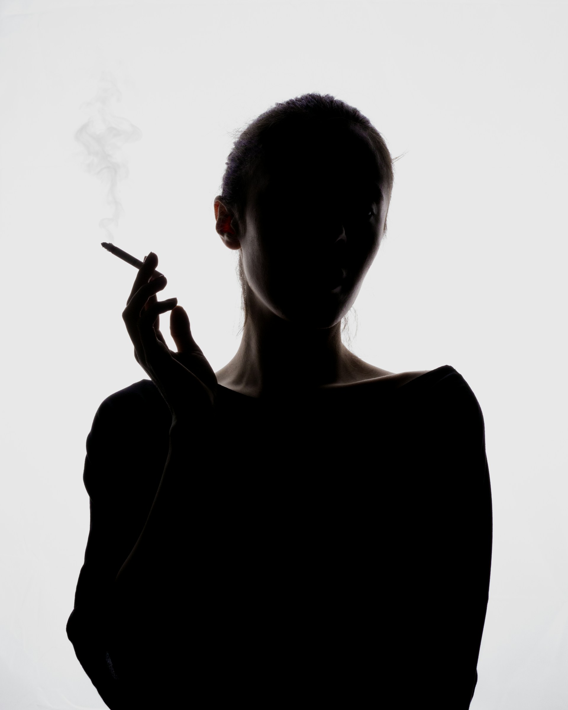 silhouette-frau-rauchend-gegenlicht.jpg?ts=1778160162