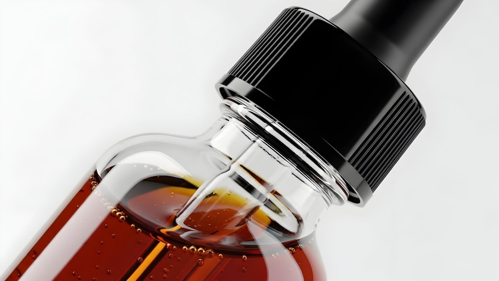 Nahaufnahme eines kleinen Glasfläschchens mit schwarzem Deckel, das als Behälter für E-Zigaretten Liquid dient.