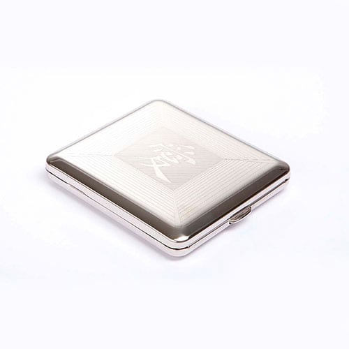 Zigarettenetui 18er mit Innengummizug aus Metall vernickelt in silber glänzend mit Dekor China Emble 21544