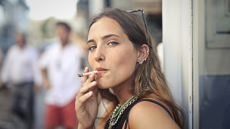 Frau raucht