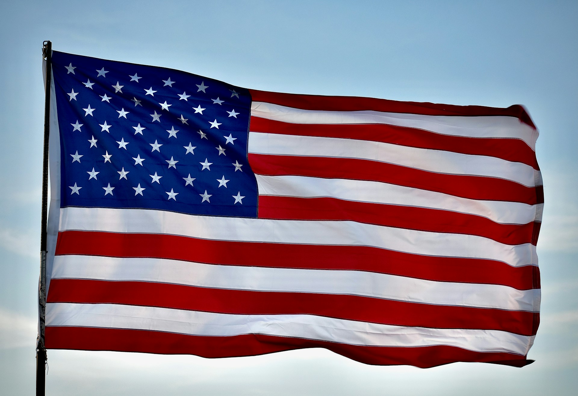 usa-flagge-wehend-wind-blau-himmel.jpg?ts=1778160104