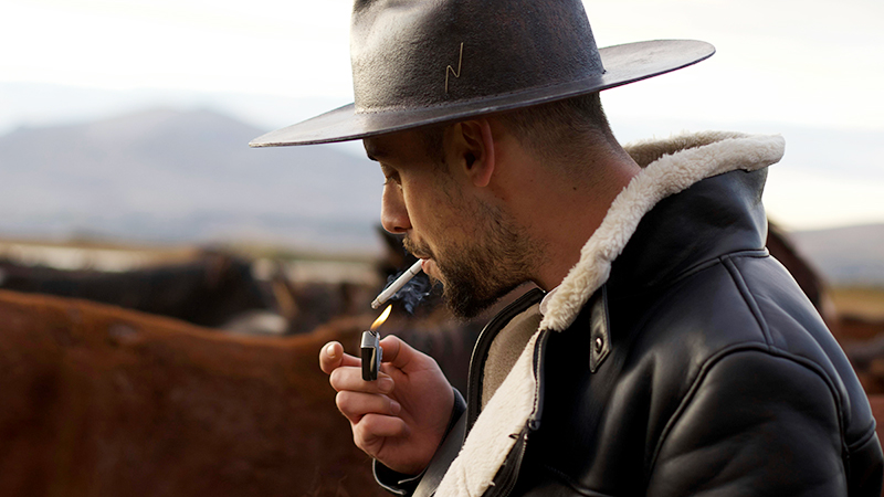 Seitenprofil eines Mannes, der eine Zigarette raucht