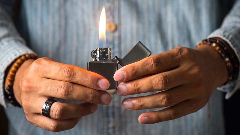 ZIPPO Feuerzeug wirft eine Flamme