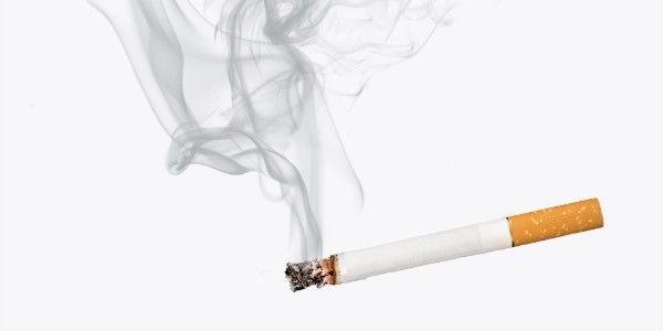 Zubehör Für Das Rollen Und Rauchen Von Zigaretten Auf Einem